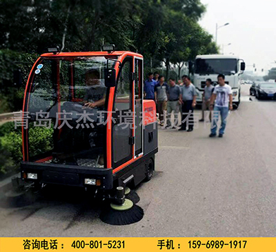 駕駛式掃地車的優(yōu)勢體現(xiàn)在社會的各個(gè)方面