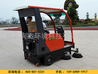 使用駕駛式掃地車清掃地面的優(yōu)點由此可見用駕駛式掃地車打掃地面環(huán)境衛(wèi)生肯定有一些人工難以相比的優(yōu)點