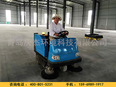 山東掃地車廠家給倉(cāng)庫(kù)提供清潔方案山東電動(dòng)掃地車