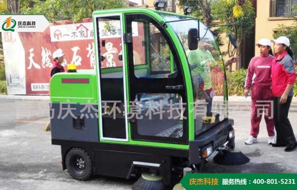 工廠掃地車現(xiàn)在越來越多的出現(xiàn)在工廠車間當中