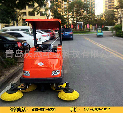 在熱浪肆虐的夏天打掃衛(wèi)生當(dāng)然要用電動掃地車