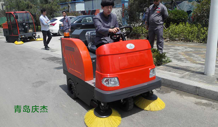 促使電動(dòng)掃地車快速發(fā)展的原因