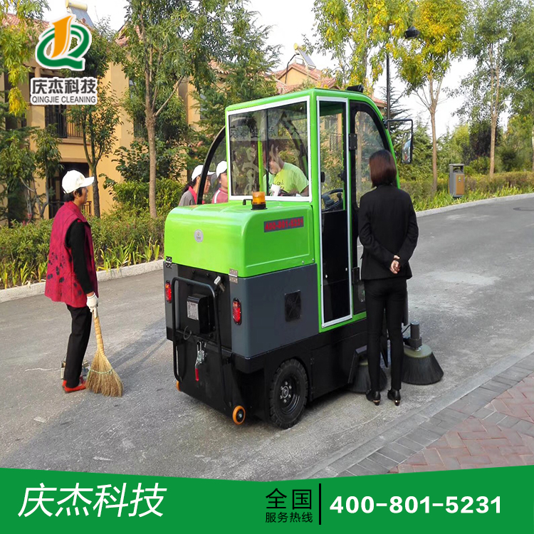 買電動(dòng)掃地車選進(jìn)口還是國(guó)產(chǎn)的？