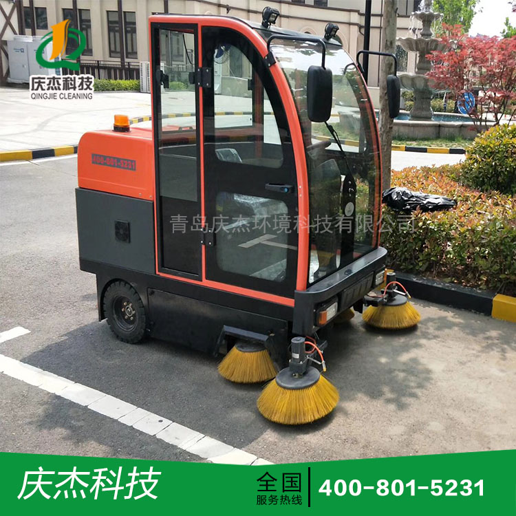 秋風起，落葉飛舞，電動掃地車不可少