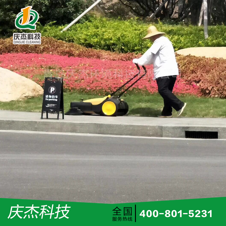 學(xué)校操場(chǎng)可以選擇什么樣的手推式掃地機(jī)？