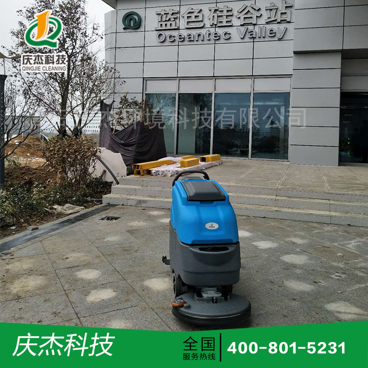 慶杰手推式洗地機用于地鐵站，清潔效果顯著