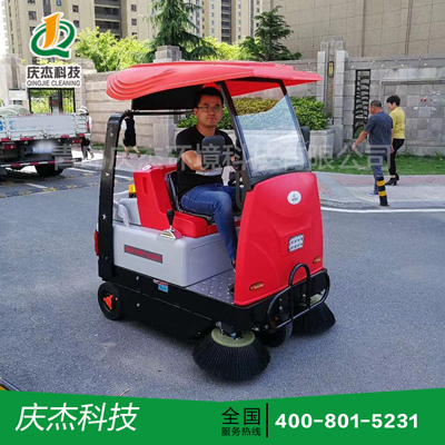 小型駕駛式掃地機(jī)是怎么進(jìn)行工作的？