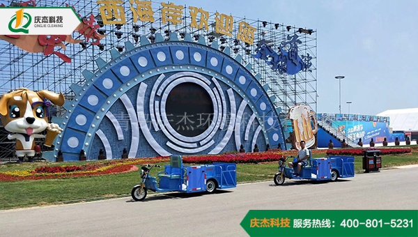 4桶垃圾清運(yùn)車在啤酒節(jié)使用中