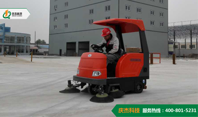小型掃地車在作業(yè)時該注意哪些？