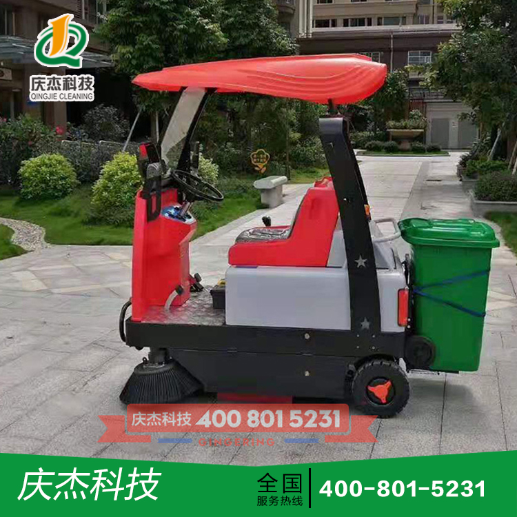 秋冬季，物業(yè)保潔缺少這樣一臺掃地車