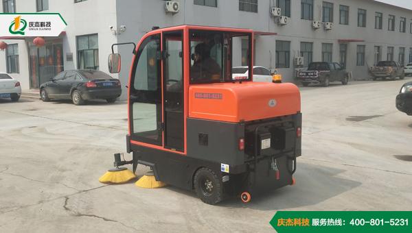為什么越來越多工廠青睞電動掃地車？