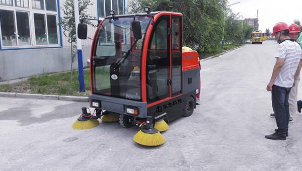 吸塵掃地車(chē)-清掃車(chē)-砂石廠(chǎng)使用慶杰掃地車(chē)，效果明顯